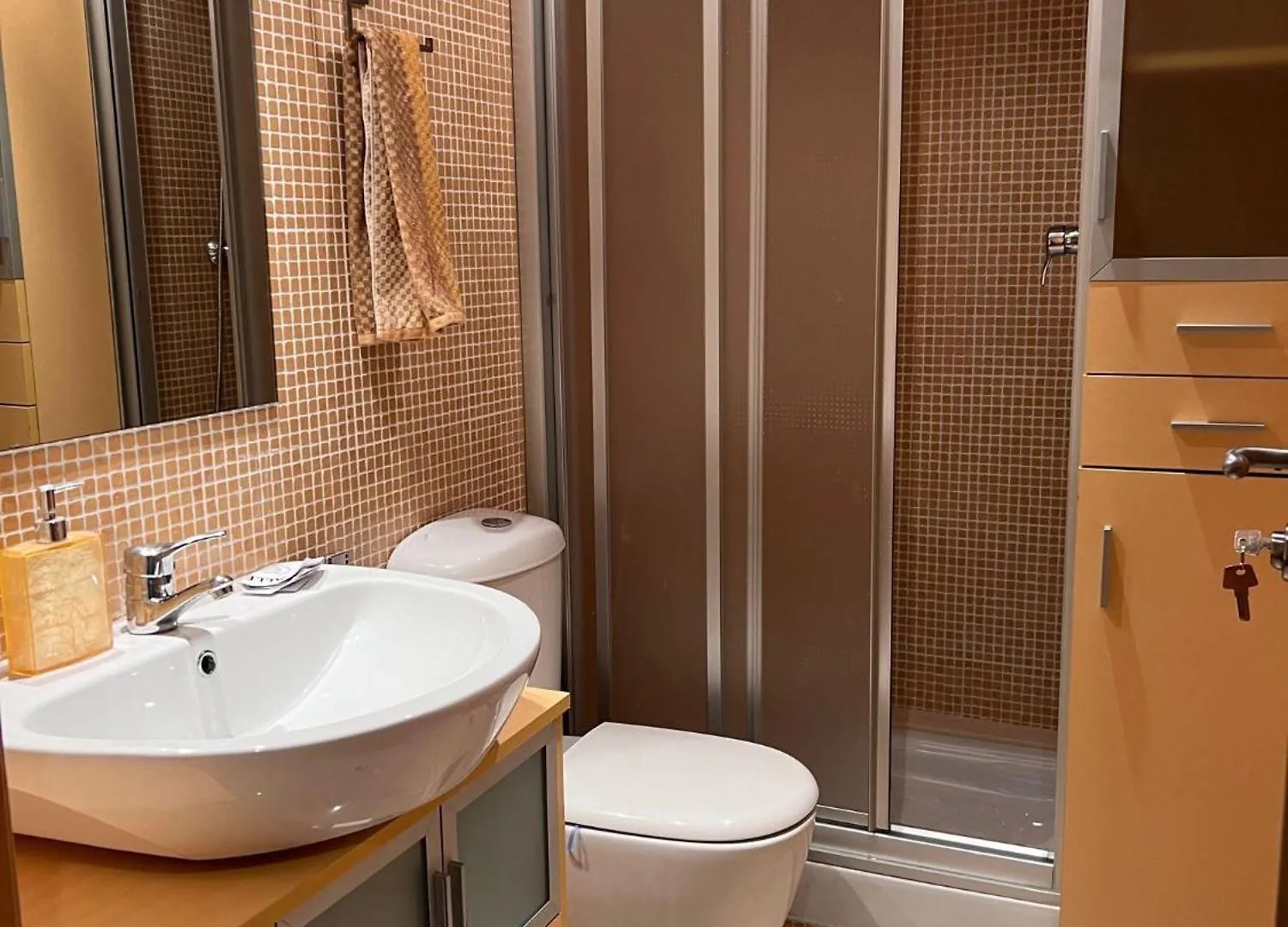 Fira Gran Via 2 - Private Rooms In A Shared Apartment - Habitaciones Privadas En Apartamento Compartido L'Hospitalet de Llobregat Campsite