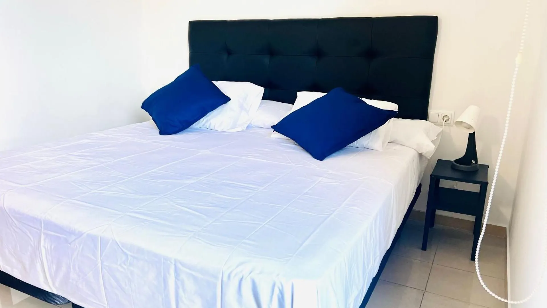 Fira Gran Via 2 - Private Rooms In A Shared Apartment - Habitaciones Privadas En Apartamento Compartido L'Hospitalet de Llobregat Spain