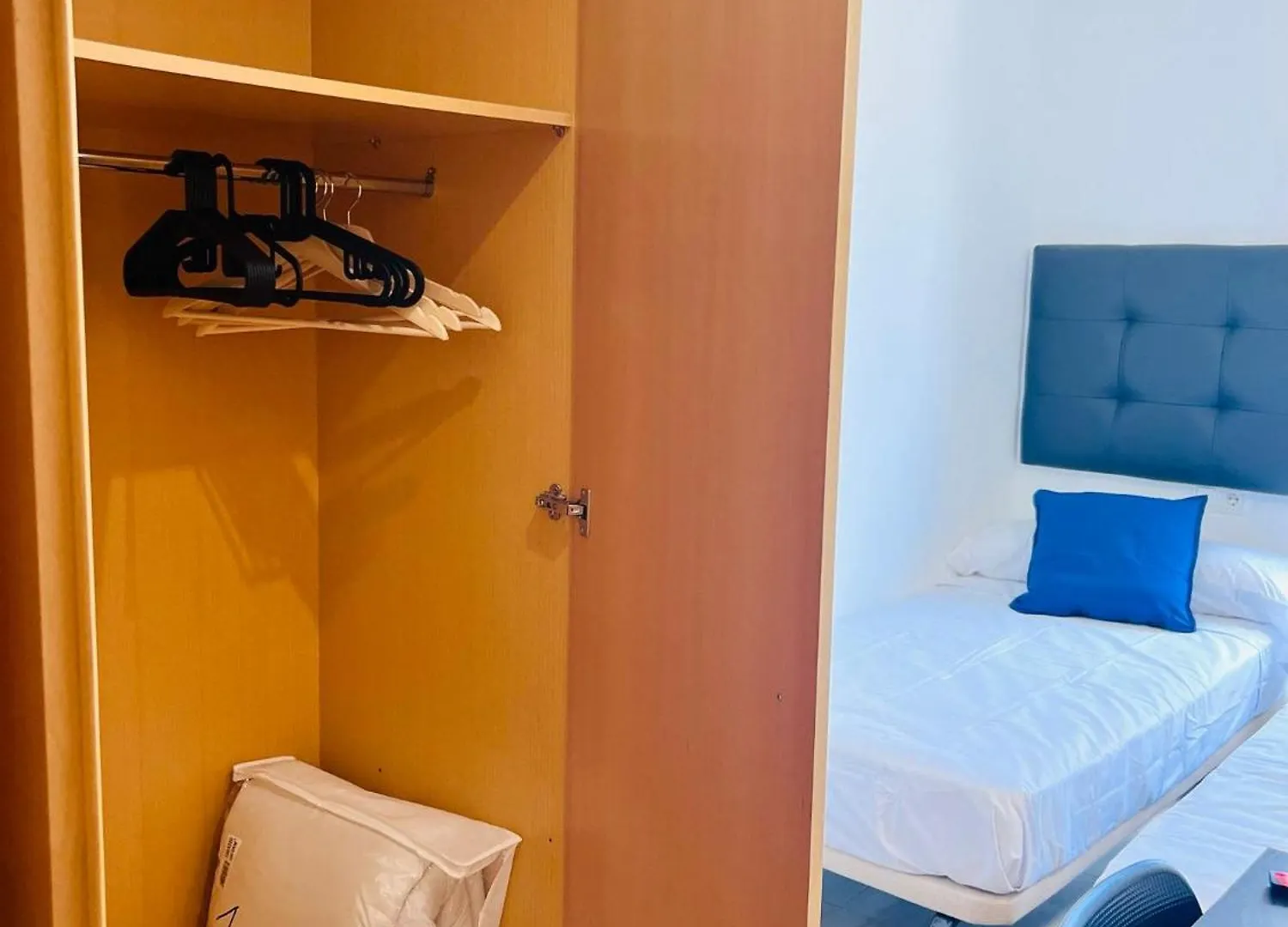 Fira Gran Via 2 - Private Rooms In A Shared Apartment - Habitaciones Privadas En Apartamento Compartido L'Hospitalet de Llobregat 0*,  Spain