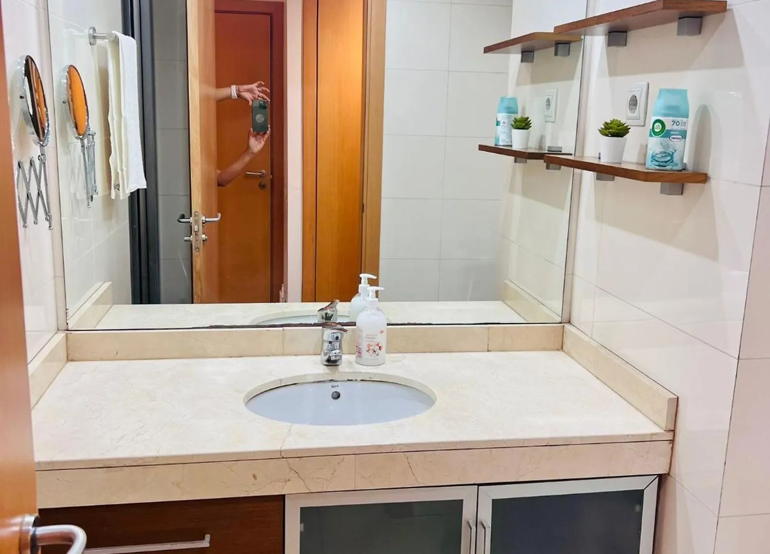 Fira Gran Via 2 - Private Rooms In A Shared Apartment - Habitaciones Privadas En Apartamento Compartido L'Hospitalet de Llobregat Campsite
