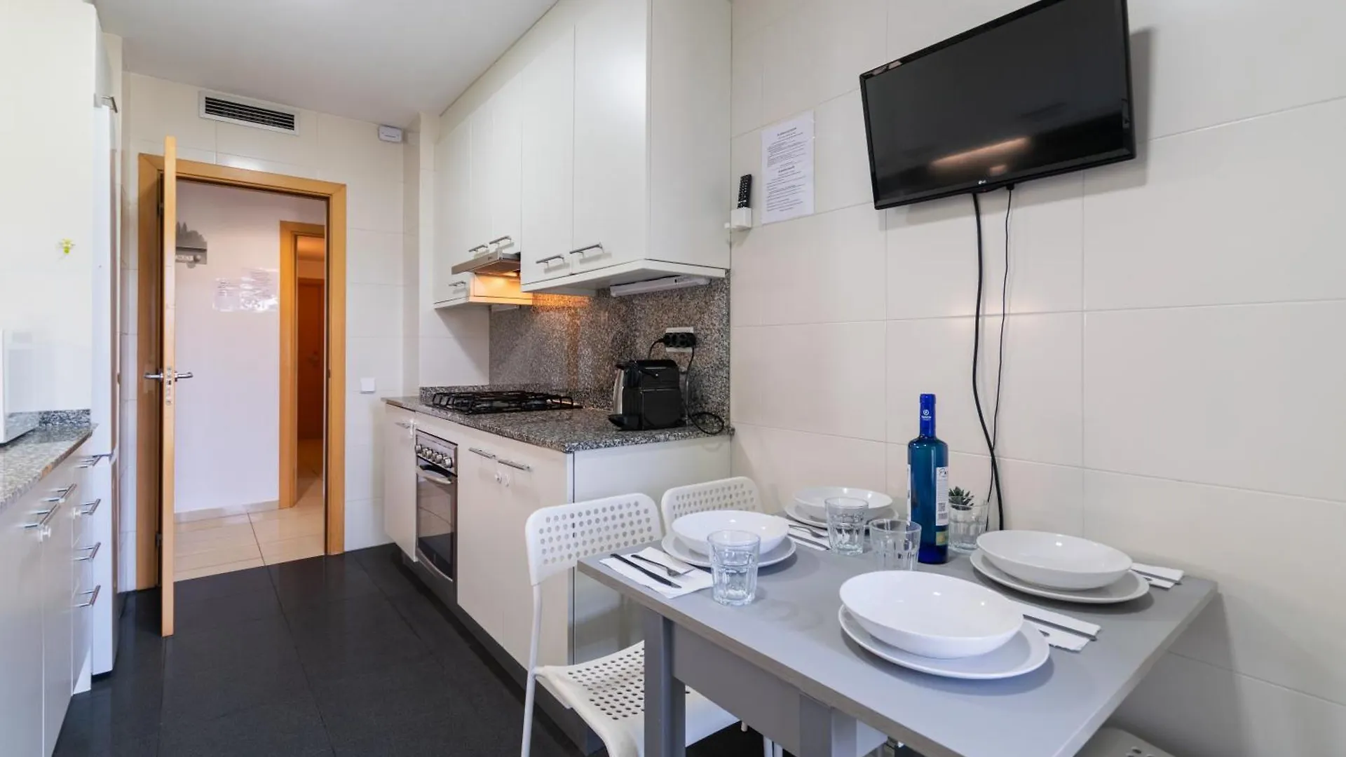 Fira Gran Via 2 - Private Rooms In A Shared Apartment - Habitaciones Privadas En Apartamento Compartido L'Hospitalet de Llobregat Campsite