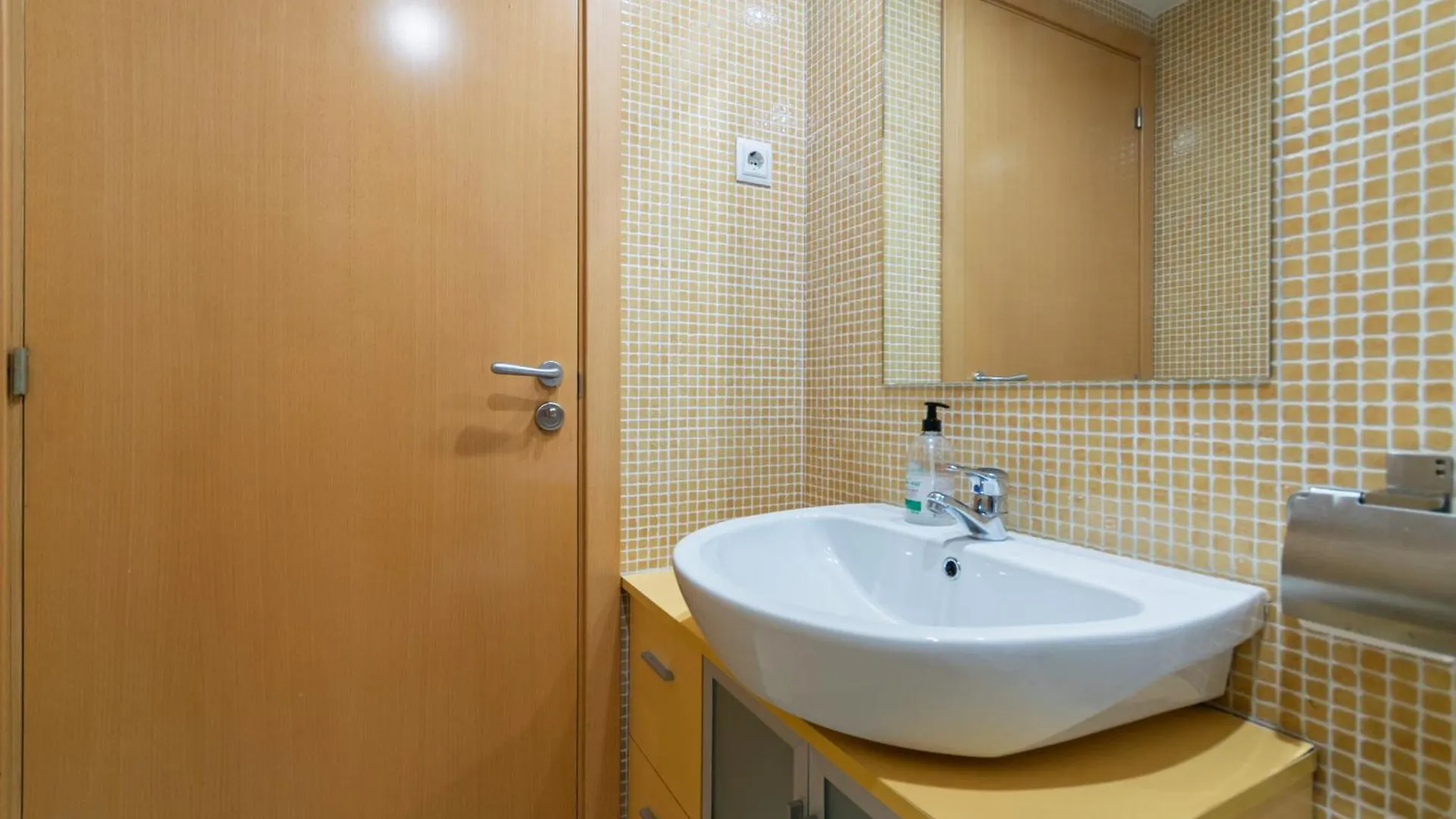 Campsite Fira Gran Via 2 - Private Rooms In A Shared Apartment - Habitaciones Privadas En Apartamento Compartido L'Hospitalet de Llobregat Spain