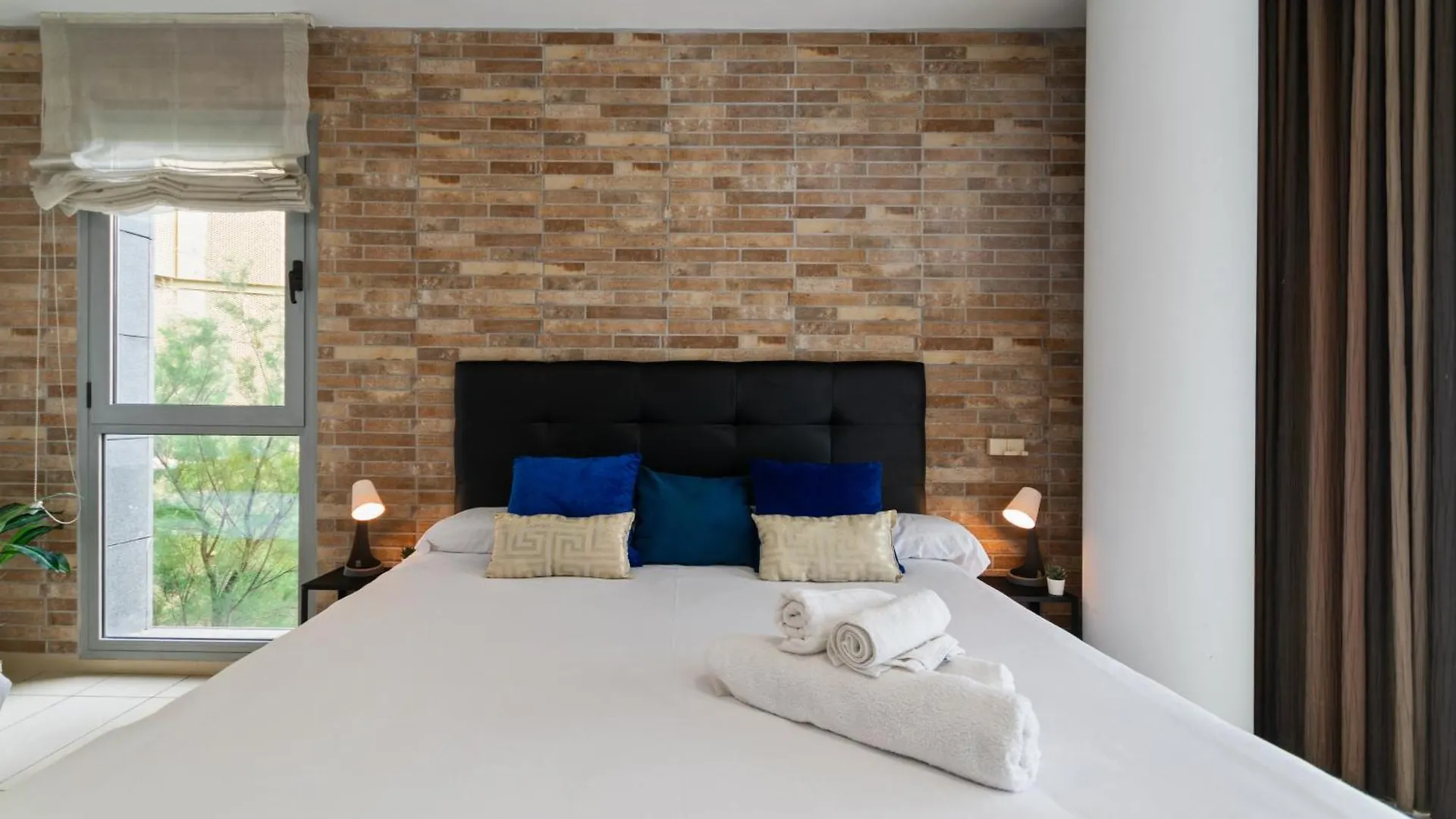 Fira Gran Via 2 - Private Rooms In A Shared Apartment - Habitaciones Privadas En Apartamento Compartido L'Hospitalet de Llobregat