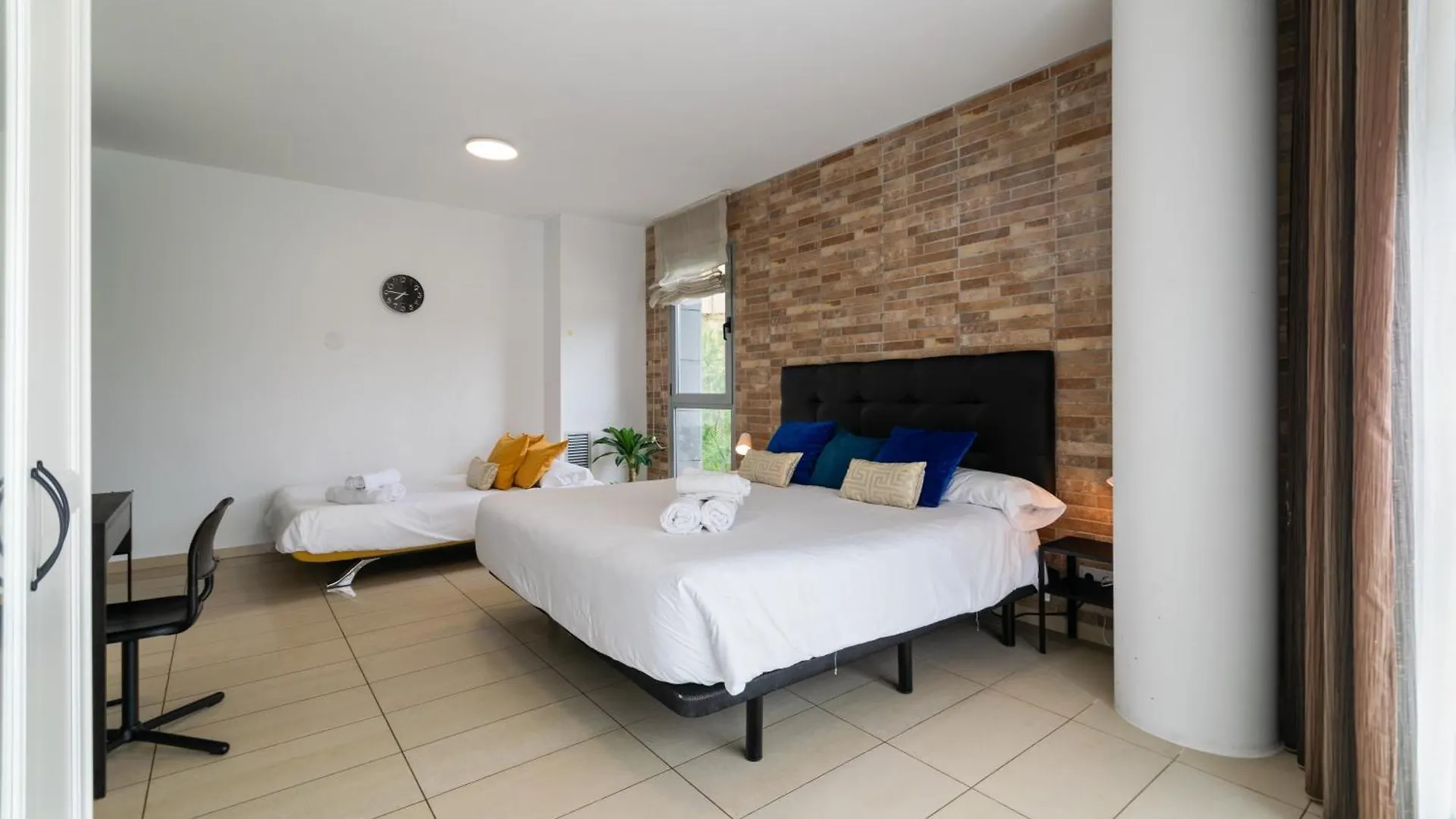 Fira Gran Via 2 - Private Rooms In A Shared Apartment - Habitaciones Privadas En Apartamento Compartido L'Hospitalet de Llobregat Campsite