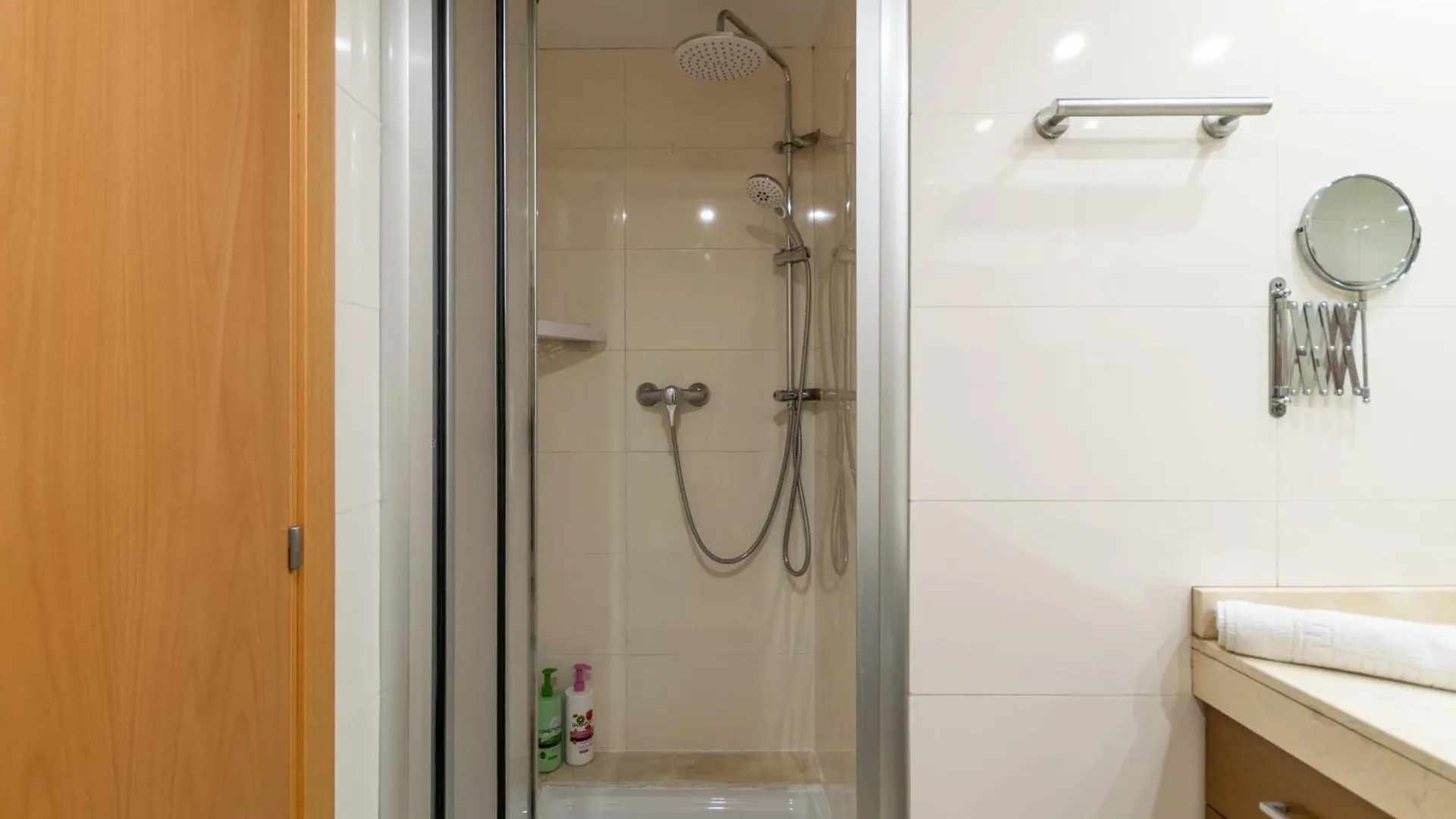 Campsite Fira Gran Via 2 - Private Rooms In A Shared Apartment - Habitaciones Privadas En Apartamento Compartido L'Hospitalet de Llobregat
